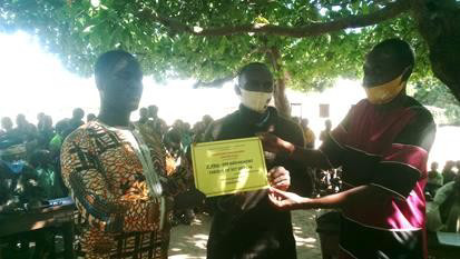 Übergabe des 2. Preises an den Direktor der EVP KADJAKADIKE und an den Präsidenten des Elternbüros (links) durch den Direktor für soziale und kulturelle Angelegenheiten des Rathauses von Djougou.