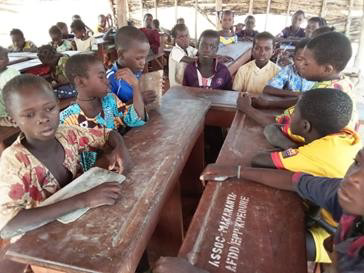 Verbesserte Sitzbedingungen für Schüler an der EPP Kpéouré nach der Intervention der NGO AFDD in Zusammenarbeit mit dem Verein MAKARANTA